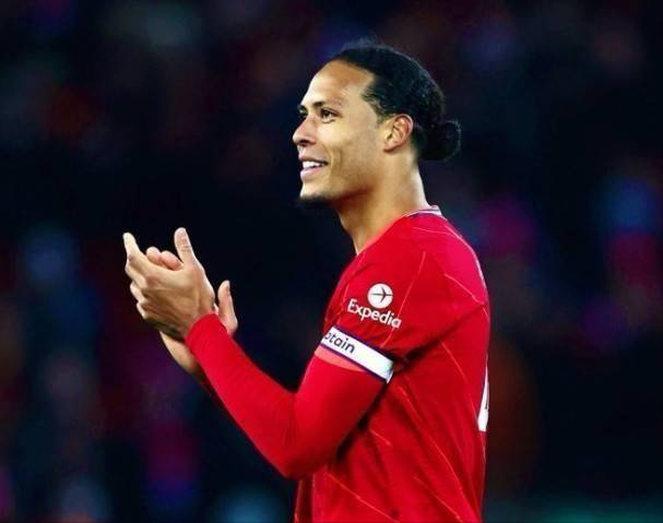 环足奖年最佳男足俱乐部候选：巴黎、切尔西、巴萨、拜仁在列（环球足球奖年度最佳男足俱乐部候选名单：巴黎、切尔西、巴萨与拜仁入围）