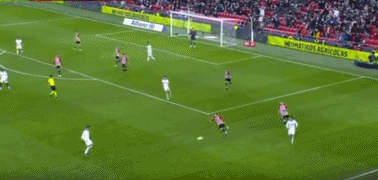 欧文突破防守造成杀伤球成功（欧文强突撕裂防线造犯规并完成得分）