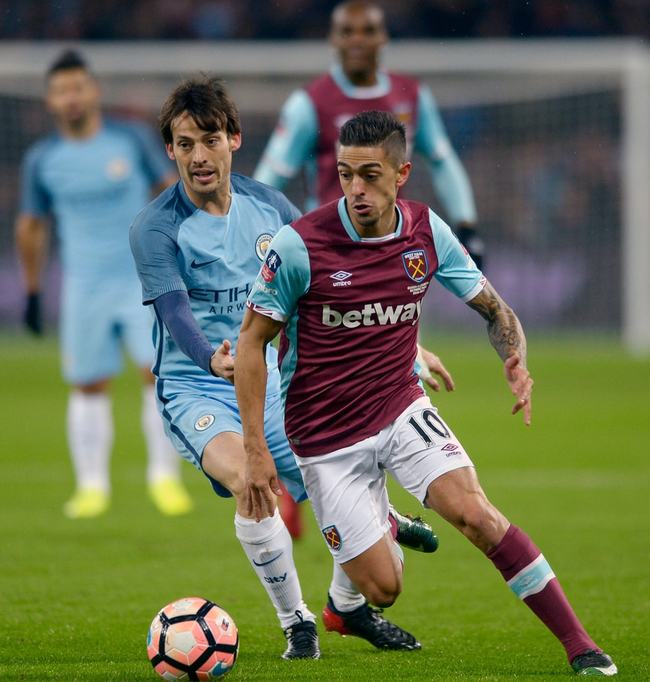 人行道上骑车容易打滑，老哥这么戴头盔，就是在糊弄自己啊（人行道骑车易打滑，这样戴头盔等于自欺欺人）