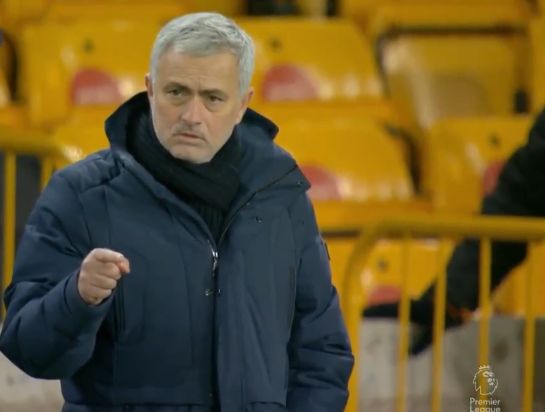 被赠送云达不莱梅印有8号的球衣，克罗斯：这是合同报价吗（收到云达不莱梅8号球衣，克罗斯打趣：这是合同报价？）