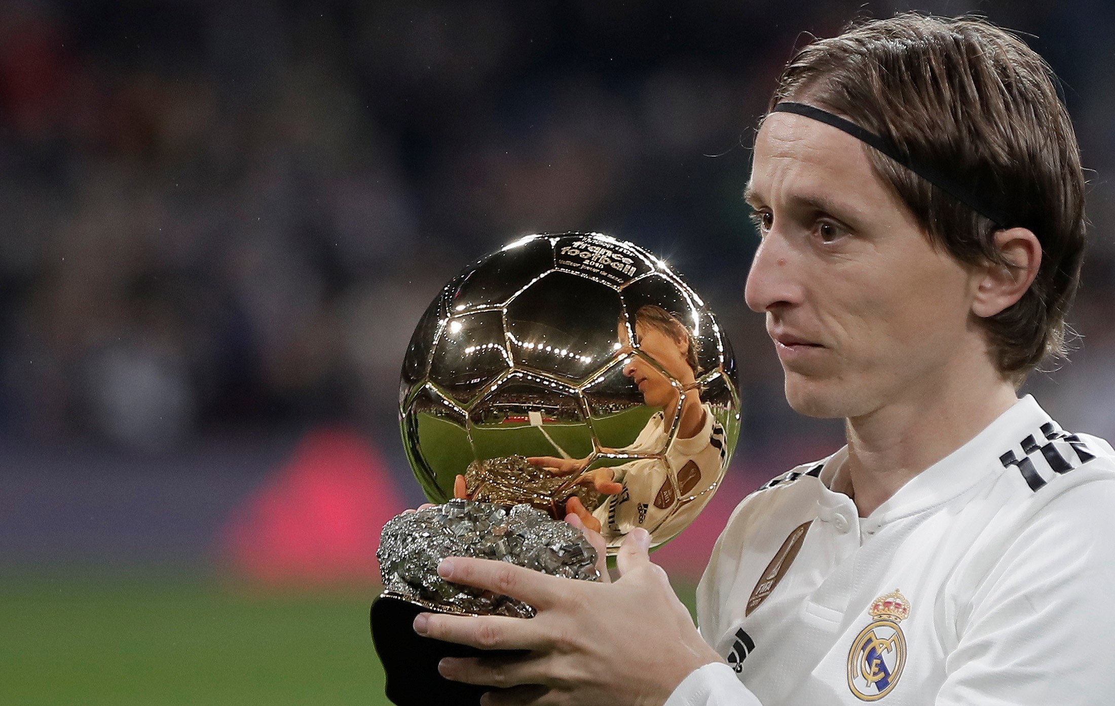 姆巴佩速度突破 防线全面告急（姆巴佩闪电突进 后防线告急）